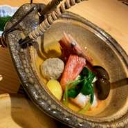 食材の持ち味を引き出すために近海本枯節出汁で閉じ込めています。蓋を開けた瞬間のお出汁の香りもお楽しみください。