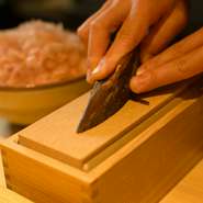 鰹節の品質を保つ為近海で釣ったものをすぐ加工しております。お吸い物にはスッキリ雑味の少ない背側の雄節のみ使用。香りが一味違う削りたての近海本枯節を使ったお吸い物をご賞味ください。
