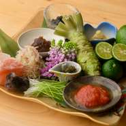 毎日市場へと赴き、その日に入荷している魚を厳選しています。旬を追うごとに変わる魚の状態や脂の乗りなどを細かくチェック。また、八百屋と連携し地物を中心に京野菜なども取り入れ、全国の野菜を揃えています。