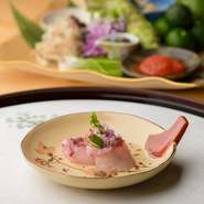 その日に水揚げされた魚に合わせ、薬味や味わい方を提案してくれます。刺身＝醤油だけでなく、さらに広がる魚の旨み。新たな食し方、そして魅力を発見できる割烹料理店です。