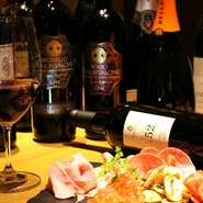 ワインはイタリア産を中心に（フランスやニューワールドもございます）100種類ほど。またスコッチウィスキーはシェフの趣味で50種以上。カクテルやサワー、ノンアルコール・モクテルも豊富にございます。