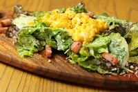 ※小サイズ990円(1名ぶん)大サイズ1,650円
地物葉野菜・根菜などにいり卵とあぶりベーコンをたっぷりのせて、ヌンマ風シーザーマヨネースドレッシングで