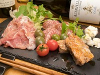 ※小ハーフサイズ1,980円、大サイズ3,410円
生ハムやサラミを中心に、オリーヴ・燻製・チーズも少しずつ盛り込んだ「ワインに合う冷たい肴の盛り合わせ」