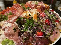 ヌンマではすっかり名物となった前菜盛り合わせは、本日のカルパッチョや生ハムなど冷たい前菜を中心にいろいろ少しづつ愉しめます。そのボリュームや種類に皆様驚かれます（笑）。事前ご予約も可能。