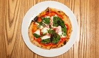 Sサイズ1,280円
バジル+特製バジルソース+モッツァレラチーズ+パルミジャーノ・レジャーノチーズ