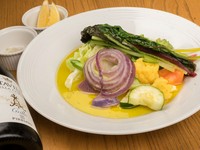 ※小(ハーフサイズ)1,360円、大2,200円
「素材の美味しさ」を感じられる素朴でシンプルな味付け。
フランス産ゲランドの塩と北イタリアヴェネト産オリーヴオイルのみで食す、ヌンマのスペシャリテ。