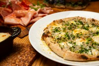 Sサイズ1,540円
釜揚げしらす＋ねぎ+アンチョビ+モッツァレラチーズ＋パルミジャーノ・レジャーノチーズ
