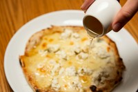 Sサイズ2,200円
リコッタチーズ+ブルーチーズ(ゴルゴンゾーラチーズなど)+ウオッシュチーズ(タレッジョなど)+モッツァレラチーズ+パルミジャーノ・レジャーノチーズ