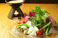 ※小(ﾊｰﾌｻｲｽﾞ)1,430円、大2,310円
地元北陸の冷野菜を、ヌンマ独特の熱々な「アンチョビクリームソース」につけて食す、北イタリア・ピエモンテの代表的な郷土料理。