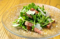 ※小サイズ660円(1名ぶん)大サイズ1100円
地物葉野菜・根菜などをシンプルなヌンマ風イタリアンドレッシングで
