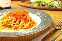 Sサイズ990円・Lサイズ1,430円
酸味と辛味のバランスがとれた、おこりんぼうな横須賀セッテのシェフ直伝のパスタ。
※ペンネにも変更可