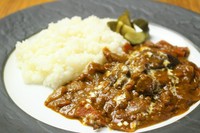 能登牛や九州産黒毛和牛もも肉などのステーキにはできない部位を漬け込んで熟成させ煮込んだ、老舗リストランテのレシピを再現した欧風カレー。
