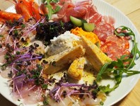 ①前菜盛り合わせ②自家製全粒粉入りパン③パスタもしくはピッツァ⑤デザート
