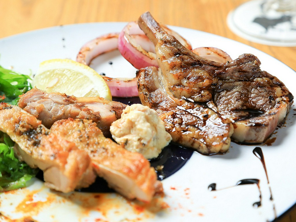 本日の肉料理（オーストラリア仔羊と地養赤鶏もも肉）