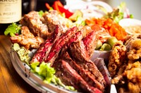 小(1.5-2人前)8,000円、中(2-3人前)12,000円、大(4-5人前)15,000円
前菜からメイン料理まで盛り込んだ、おうちでフルコースのようなオードブル。