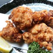 唐揚げの本場、九州の宮崎・鹿児島の鶏肉を使用。「日本唐揚協会」会員のシェフが、カリカリ衣の食感にこだわった自慢の一品です。旨みと甘みを大切に研究を重ねた秘伝のタレが染み込んでいます。