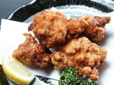 宮崎・鹿児島産鶏肉を使用。カリカリ＆旨みたっぷり、ジューシーな『カラアゲニストの鶏の唐揚げ』