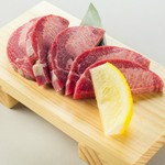 牛タンの中でも美味しい部分だけを使用しています。3週間の熟成期間を得て、敢えて厚切りにすることで、肉の持つ脂の甘さや風味を感じて頂きたいメニュー。90％以上のお客様がこの味を求めて来店されます。