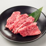 A4等級の和牛を使用したお値打ちカルビです。バラを使用しているので適度なサシと旨味を感じられる一品。自慢のタレがおすすめ！