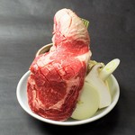 200gのリブロース一枚肉を豪快にロースターで焼いて、切り分けてお召し上がり頂くインパクト大！な一品。野菜付きです。こだわりのステーキスパイスでお召し上がりください!!