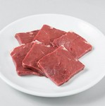 〈牛の心臓〉鮮度が一番の牛ハツです。新鮮なまま提供しますので、サクサクとした食感、クセのない旨味が広がります。