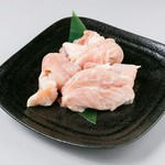 〈鶏の首肉〉一羽からわずかにしか取れない希少部位。よく動く部位なので、身がしまって歯ごたえのある食感を楽しめます。九州産限定です。