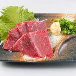 本場熊本から直送の新鮮馬刺。馬肉をと処理する工場はSQF認定を取得するほど食の安全にこだわってていますので、安心してお召し上がりください。