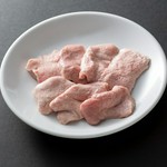 〈豚の乳房〉雌豚からしか取れない希少品です。独特のミルキーな風味とさっくりとした食感です。人気の高いメニューです。