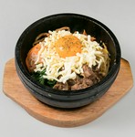 チーズ入り石焼ビビンバです。ナムルとチーズ、ごはんの相性抜群です。大人の方にもお子様にもどうぞ!!