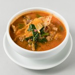 牛すじを長時間煮込んでトロトロにしました。牛肉の旨味が良く出たピリ辛のスープです。