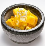 甘みの強いマンゴーをちりばめました☆フルーティーな香りがそそる一品です！