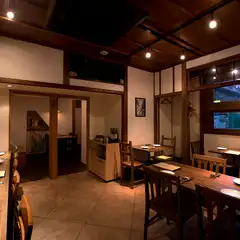 古民家をお洒落にリノベーションした、路地裏の隠れ家