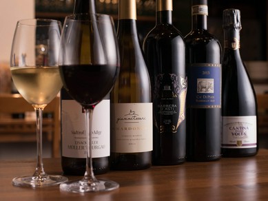 気軽に飲めるものから、種類充実のイタリアワインで乾杯！