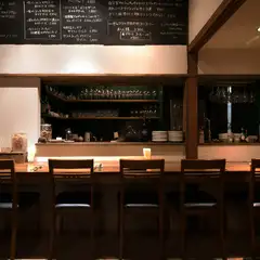 お1人でも気軽に立ち寄れるカウンター席