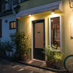黄色の壁が目印！　お洒落な外観の一軒家