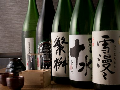 日本酒は、定番6種類とこだわりの季節限定品をご用意