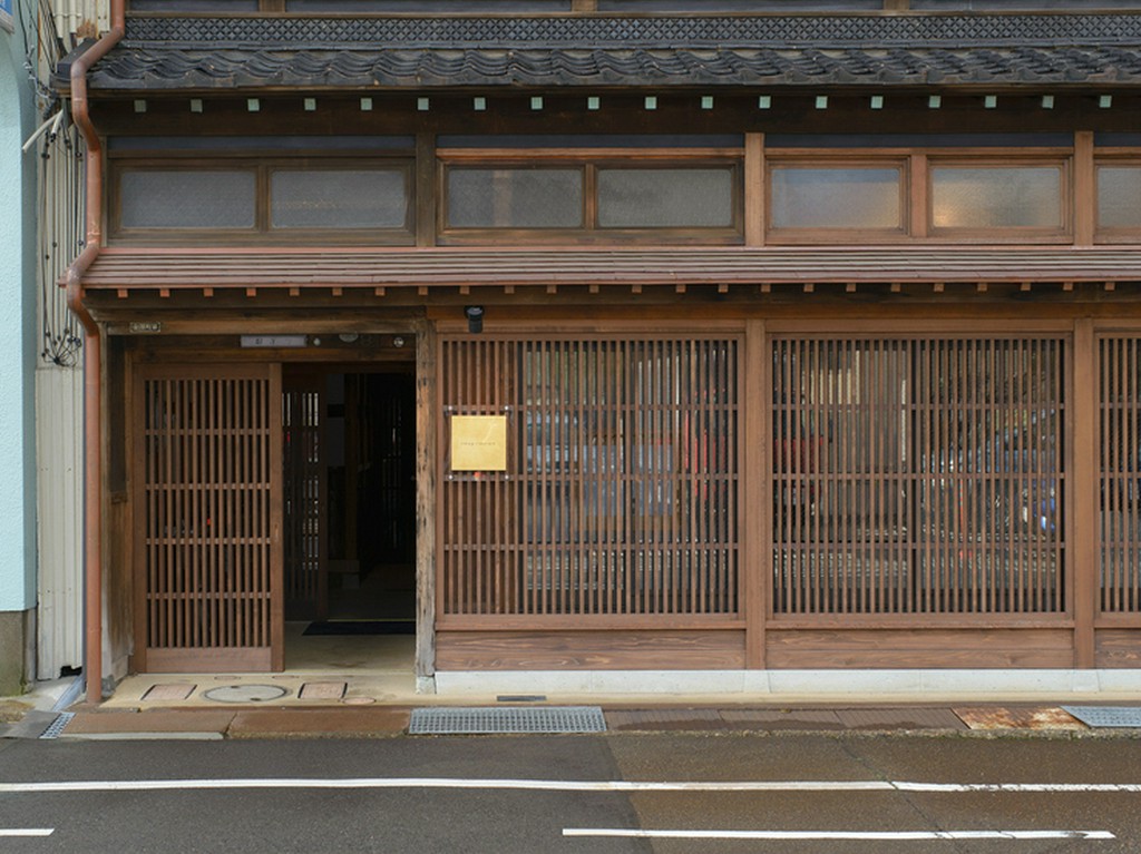 小京都・金沢の街並みに溶けこむ、風情ある外観