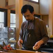 お客様とのコミュニケーションを大切に、できる限り料理人自ら、料理と器の説明をしに行くようにしています。お聞きになりたいことなどありましたら、気軽にお声掛けください。