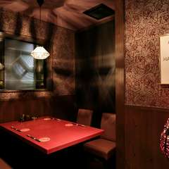 おしゃれな店内で、尽きることない会話を弾ませて