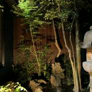 『居酒屋　はち丸　別館』では金沢駅前でありながら、緑のある景色をご覧いただきながら、お食事を楽しんでいただけます。