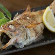 250グラムクラスの、大振りなサイズは、食べごたえも、存在感も十分。魚本来の美味しさをシンプルに堪能できる塩焼きでいただきます。