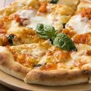 甘めに仕上げたトマトソースとフレッシュバジルの人気の定番ピザです！