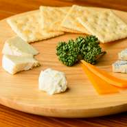 1人前　カマンベール、ガーリックチーズ、ミモレットなど2～3種類のチーズをご用意しております。