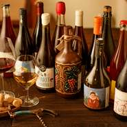 夫婦ともにソムリエの資格を持ち、優に300種以上のワインを保有。料理やシーンに合わせベストな一本をおすすめします。またワインの持ち込みもOK（別料金）。事前連絡でそのワインに合わせた料理も提供できます。