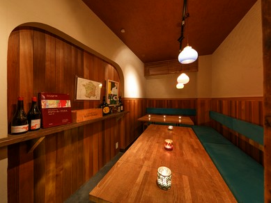 4〜7名収容の個室はワイン会などに人気