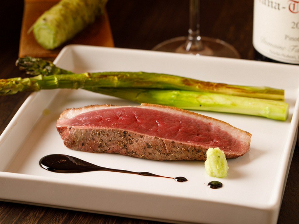 本わさびと一緒に『北海道産鴨胸肉のロースト　赤ワイン、バルサミコのソース』