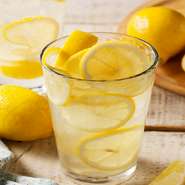イタリアの伝統的なレモンの果実酒「リモンチェッロ」をベースにさらにフレッシュレモンをまるごと1個分使用し酸味を際立たせたオリジナルレモンサワー！いつもとはちょっと違うプチ贅沢なレモンサワーをぜひ！