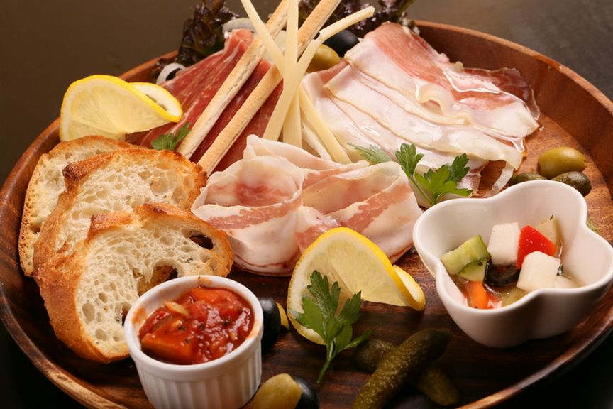 カントリー風のおしゃれな空間で美味しい料理とお酒に舌鼓