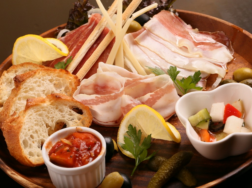 カントリー風のおしゃれな空間で美味しい料理とお酒に舌鼓