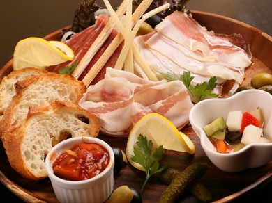 カントリー風のおしゃれな空間で美味しい料理とお酒に舌鼓
